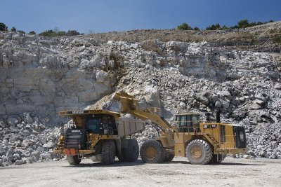 Kolový nakladač Cat 988K s technologií pro efektivní spalování paliva SCR se uplatní například při náročné práci v kamenolomu