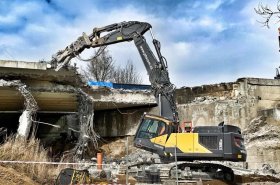 První demoliční rypadlo Volvo v České republice pracuje u PB SCOM