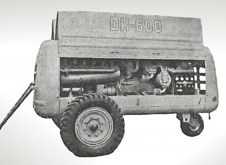 Kompresor DK 600 představoval v roce 1957 nejvýkonnější model nabídky. Na snímku je dobře patrné rejdovací pomocné kolečko na opačné straně přívěsu než byla umístěna tažná oj. Toto konstrukční uspořádání bylo použito rovněž u DK 220 a DK 320.