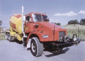 Diamond Reo Giant Mixer (1972), 325/239 (k/kW), řadový šestiválec, 14,7 l