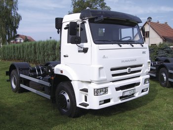 KAMAZ 53605 A5 4&times;2 s motorem Euro 5 o výkonu 215 kW s převodovkou ZF9 je určen pro smíšený provoz