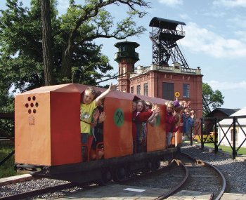 Turistická atrakce, jízda hornickým vláčkem z areálu Ševčinského dolu, zaraženého roku 1813, směrem k vojtěšské úpravně