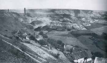 Pohled na průmyslový komplex v Hromnici ze svahu od západu v roce 1872.