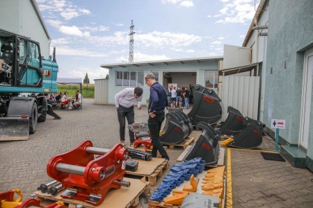 Společnost NEKR SERVIS se zabývá zakázkovou výrobou kvalitního přídavného zařízení pro stavební stroje.