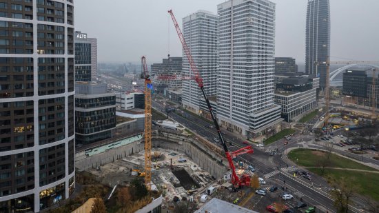 Obr. 2: Montáž jeřábu za pomoci výkonného mobilního jeřábu Liebherr LTM 1500-8.1.