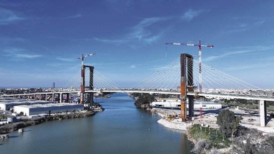 Most Puente Quinto Centenario přes řeku Gualdalquivir. V rámci rekonstrukce přibude ke stávajícím třem jízdním pruhům pruh čtvrtý.