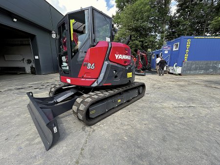 Yanmar SV86 a ukázka minimálního přesahu zádě.