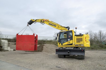 Malý, ale silný. Posílená hydraulika a výložník se podepisují na mimořádné zvedací síle obou novinek od Komatsu.