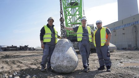 Při hmotnosti koule 10 tun stačí jediný úder do předem zvoleného místa a betonová deska se rozpadne na kusy.