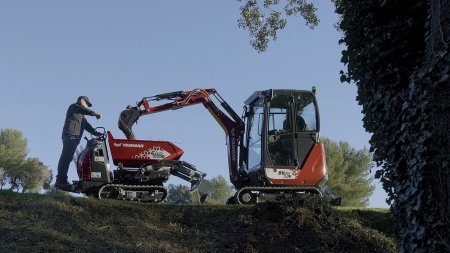 Pásový terénní minidumper Yanmar C08e je zkonstruován pro práci v těžkém terénu a rozhodně se nezalekne nerovností nebo převýšení.