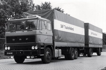 Model DAF 2800 s pro DAF charakteristickým čelním sklem se třemi stěrači byl představen v roce 1973.