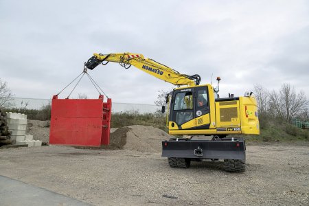 Silná hydraulika, ale hlavně velmi dobře rozložená hmotnost a zesílený výložník – to je základem mimořádných zvedacích sil nových kolovek Komatsu.