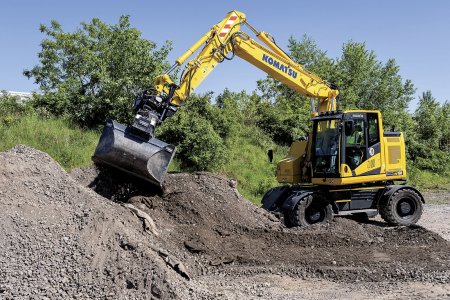 Komatsu PW 168-11 s novým designem a nízkou celkovou výškou, díky které se dají rýpadla snadněji převážet.