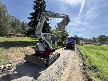 Takeuchi TB 257 FR se sbaleným výložníkem.