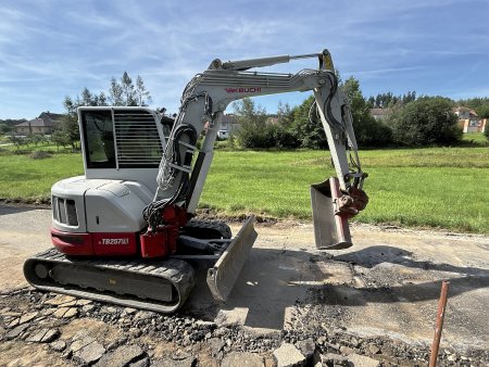 Takeuchi TB 257 FR má nízko položenou kapotu po pravé ruce strojníka, aby se sem dal složit výložník.