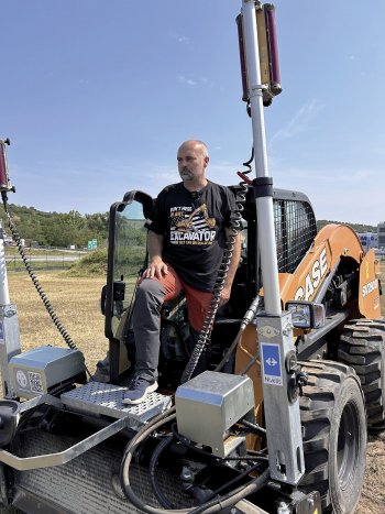 Radim Fucyman, rodák z Frýdecko-Místecka, je sedminásobným vítězem dovednostních soutěží Klubu posádek Cat (KPC), trojnásobným účastníkem mistrovství Evropy KPC, účastník nejobtížnějšího mistrovství světa KPC v britském Leicesteru a současně také strojník s více než 25letou praxí.