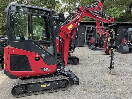 Yanmar SV19VT s vrtákem na dvoře společnosti ASbud v Rožnově pod Radhoštěm.