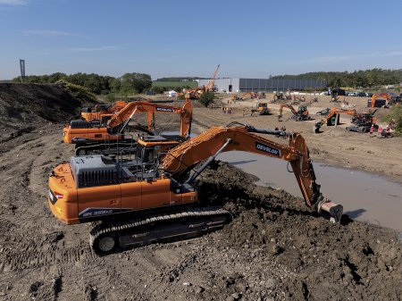 Mezi vystavené stroje patřily i nejnovější verze pásových rypadel Develon s provozní hmotností až 53 t.