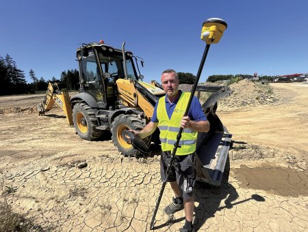 Oldřich Kopecký nám přijel ukázat rýpadlo-nakladač JCB, osazený modulárním přenosným 3D systémem Trimble.