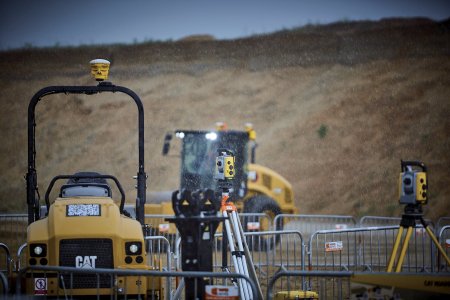 Zemní válec CAT s automatickým řízením směru pojezdu, mapováním míry zhutnění a přesným měřením výšky terénu pomocí robotické totální stanice Trimble.