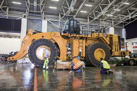 Veletrh bauma je se svou výstavní plochou o rozloze 614 000 metrů čtverečních největší na světě. Jsou na něm i ty největší stroje, přičemž řada z nich se musí kompletovat až na místě. Foto: Messe München