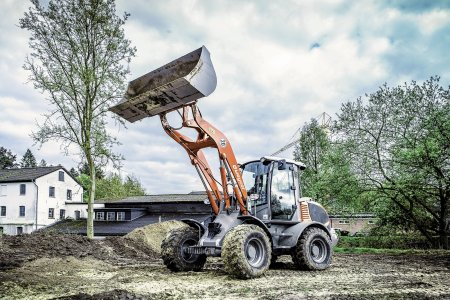 Kompaktní kloubový nakladač weycor AR 480 v provedení s klasickým výložníkem.