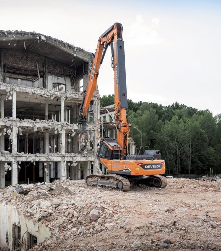 Výhodou demoličních rypadel Develon je jejich univerzálnost. Foto z demolice areálu bývalé Tesly.