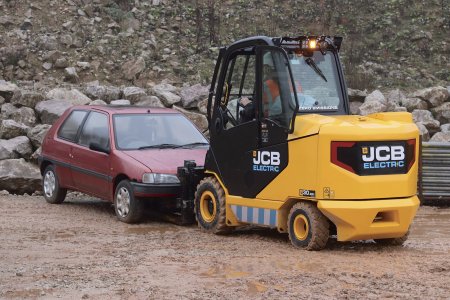 Elektrický teleskopický manipulátor JCB TLT 30-22E HL Teletruk s výškou zdvihu 4,4 m a maximální nosností 3 000 kg.