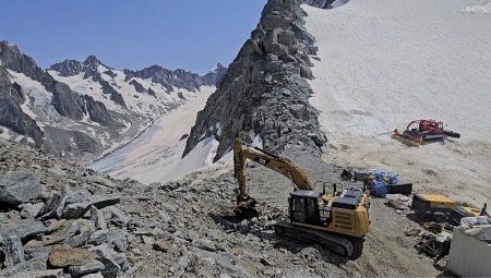 Drticí lžíce MB Crusher BF90.3 S4 nainstalovaná na rýpadle CAT 330 v pohoří Mont Blanc ve Framcii.