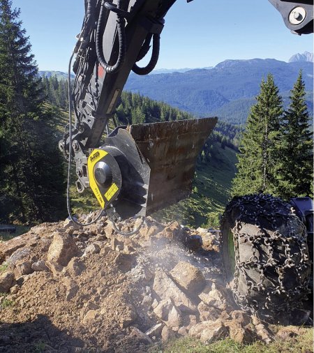 MB Crusher v pohoří Dürrnbachhorn. Mobilní čelisťový drtič MB-L140 sloužil k rozdrcení vytěžených kamenů.