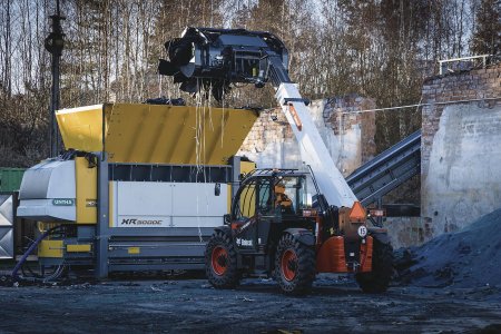 Schopnost přenášet, zvedat a pokládat materiály, například balíky nebo sypký materiál, či nakládat přívěsy s vysokými bočnicemi a násypkami přináší skutečné výhody pro řadu různých sektorů zpracování odpadů a recyklace.